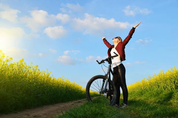 Mädchen Mit Fahrrad Auf Einem Feldweg Rapsfeld Konzept Eines Gesunden — Stockfoto