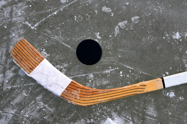 Schwarzer Puck Und Hockeyschläger Liegen Auf Einer Eisbahn — Stockfoto