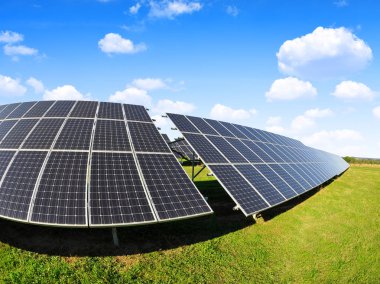 Güneş enerjisi panelleri çayır üzerinde. Santral yenilenebilir enerji kullanımı.