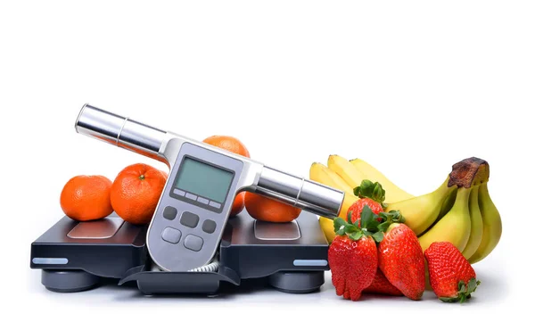 Gewicht Schaal Met Vers Fruit Geïsoleerd Een Witte Achtergrond Losse — Stockfoto