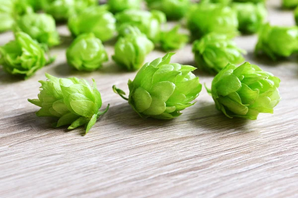 Cones Lúpulo Humulus Lupulus Sobre Tábua Madeira — Fotografia de Stock