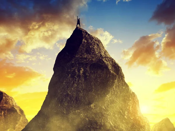 Bergsteiger Auf Dem Gipfel Des Berges Bei Sonnenuntergang — Stockfoto