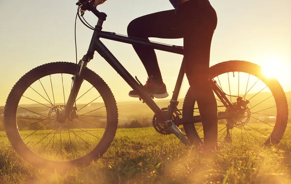 Ciclista Numa Bicicleta Pôr Sol Conceito Estilo Vida Saudável — Fotografia de Stock