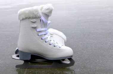 Paten buz pateni pisti üzerinde Artistik Patinaj için çifti.