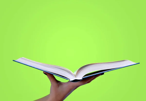 Γυναίκα Χέρι Εκμετάλλευση Ανοιχτό Βιβλίο Πράσινο Φόντο Έννοια Της Εκπαίδευσης — Φωτογραφία Αρχείου
