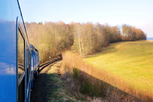 Поїзд Рухається Осінньому Пейзажі Концепція Подорожей — стокове фото