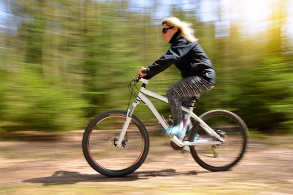 Γυναίκα Ιππασία Ποδήλατο Βουνού Ένα Δασικό Μονοπάτι Αθλητισμός Και Ενεργό — Φωτογραφία Αρχείου