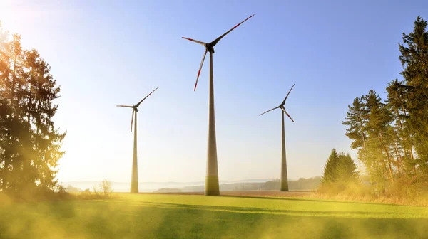 Windräder Der Frühlingslandschaft Bei Sonnenaufgang Konzept Der Sauberen Energie — Stockfoto