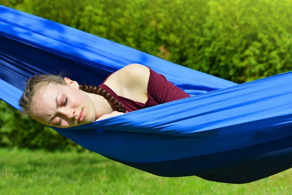 Joven Hermosa Mujer Durmiendo Hamaca Jardín — Foto de Stock