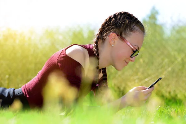 Caucásico Adolescente Chica Liyng Hierba Jardín Uso Teléfono Inteligente — Foto de Stock