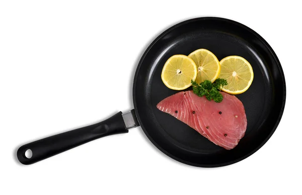 Färsk Tonfiskbiff Med Skivor Citroner Stekpanna Isolerad Vit — Stockfoto