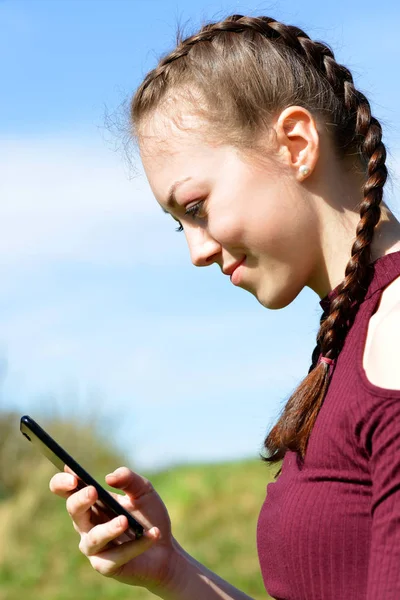 Kavkazská Dospívající Dívka Pomocí Chytrého Telefonu — Stock fotografie