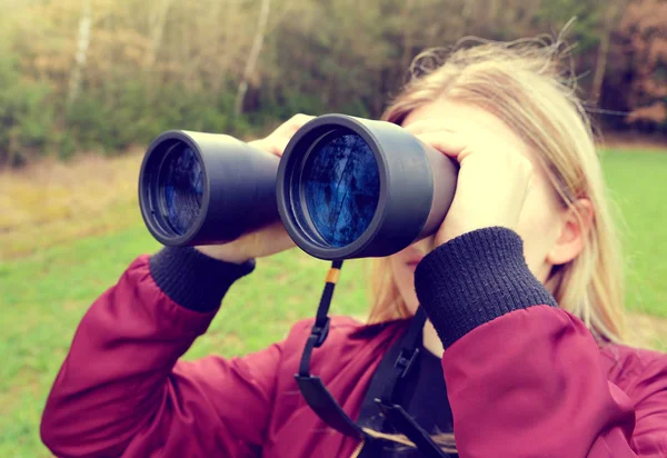 Caucásica Chica Está Mirando Través Los Prismáticos Bosque —  Fotos de Stock