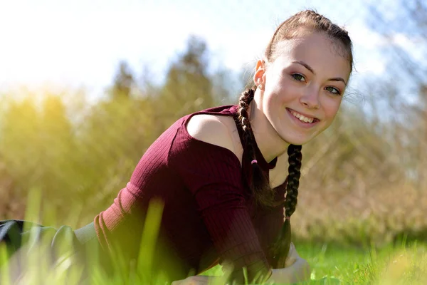 Sorrindo Branco Adolescente Menina Liyng Grama Jardim — Fotografia de Stock