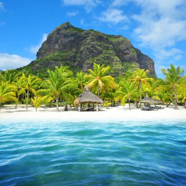 Mauritius adasının güneyinde Le Morne Brabant dağ ile güzel kumlu plaj. Tropikal manzara. 