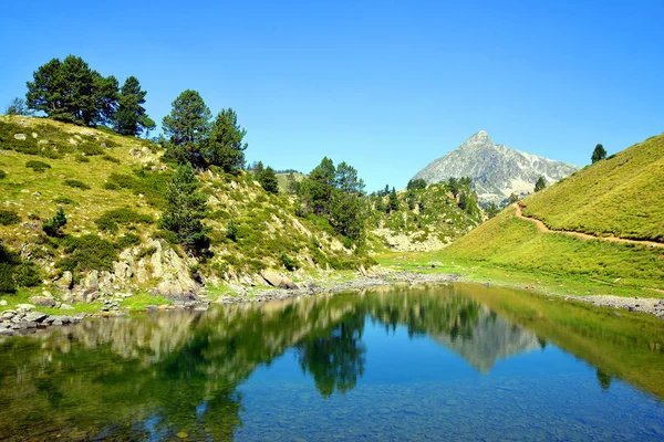 Piękny Krajobraz Górski Narodowym Rezerwacie Przyrody Neouvielle Lac Bastan Pireneje — Zdjęcie stockowe