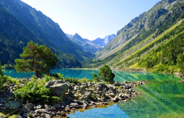 Arka planda Vignemale ile Gaube Gölü. Pirenes Dağı, Fransa..