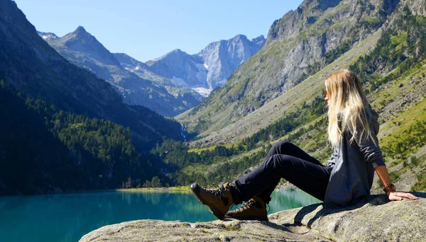 Τουρίστας Που Κάθεται Βράχο Στο Gaube Λίμνη Hautes Πυρηναία Γαλλία — Φωτογραφία Αρχείου