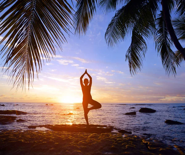 Silhouette Einer Frau Die Bei Sonnenuntergang Tropischen Meer Yoga Praktiziert — Stockfoto