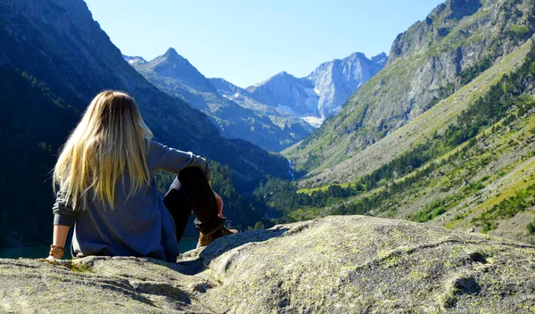 ハイカーは山の風景の中に岩の上に座っている フランスのピレネー山脈をオート — ストック写真