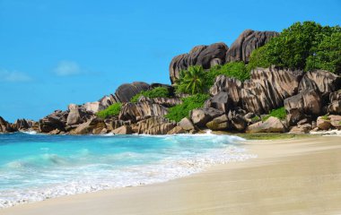 La Digue Adası, Seyşeller 'deki Grande Anse plajı.