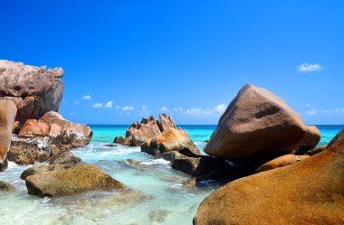 Anse Patates sahilinde büyük granit kayalar, La Digue Adası, Hint Okyanusu, Seyşeller. Güneşli gökyüzü ile güzel tropikal bir manzara.