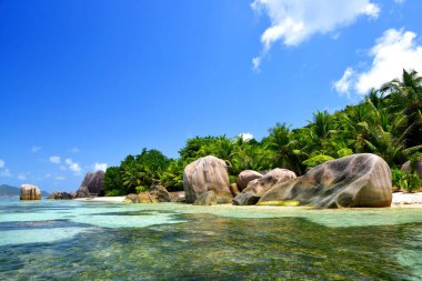 Güneşli bir günde Anse Source d 'Argent plajında büyük granit kayalar. La Digue Adası, Seyşeller.