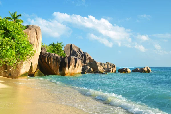 Hermosa Playa Anse Source Argent Con Grandes Rocas Granito Día — Foto de Stock