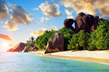 Tropik sahil Anse Source d 'Argent ve gün batımında büyük granit kayalar. La Digue Adası, Hint Okyanusu, Seyşeller.