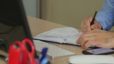 Kalem yazılı defter ile işadamı el