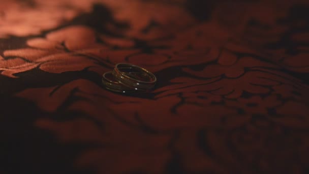 ベッドの上の結婚指輪 — ストック動画