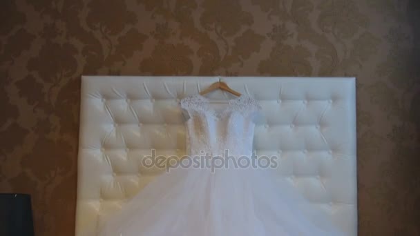 Свадебное платье на кровати — стоковое видео