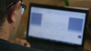 Ekrana bakarak bilgisayar programcısı