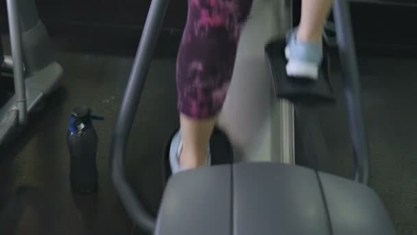 Treinador de bicicleta no Fitness Center — Vídeo de Stock