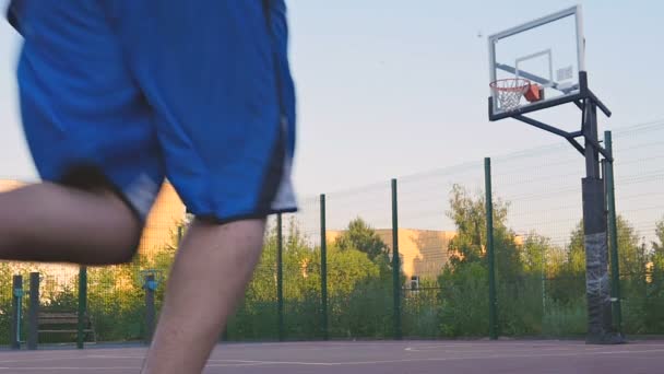 Ung kille spela Street basket — Stockvideo