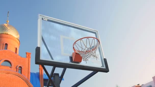 La balle entre dans le panier de basket — Video