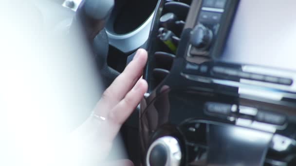 Жіноча рука повертає автомобіль — стокове відео