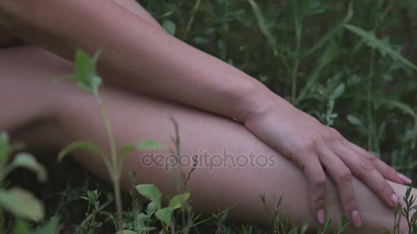 Mädchen streichelt sein nacktes Bein — Stockvideo