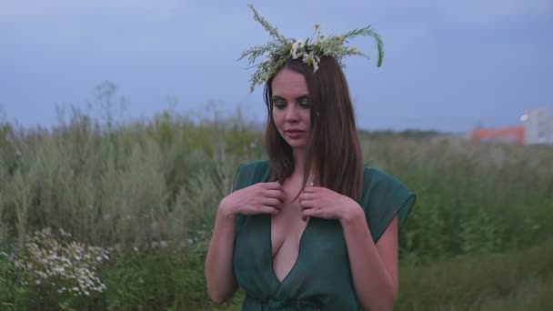Сексуальная женщина прикрывает грудь руками — стоковое видео