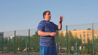 Genç adam oyun Basketbol
