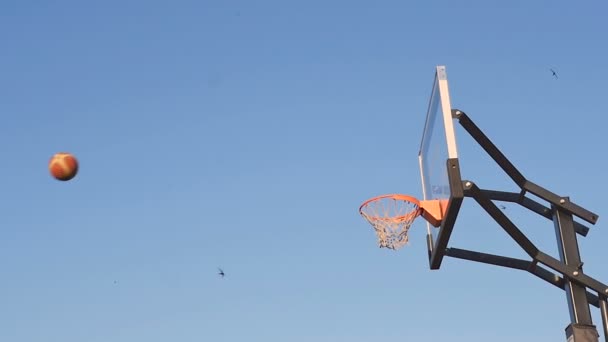 Basketball fliegt am Korb vorbei — Stockvideo
