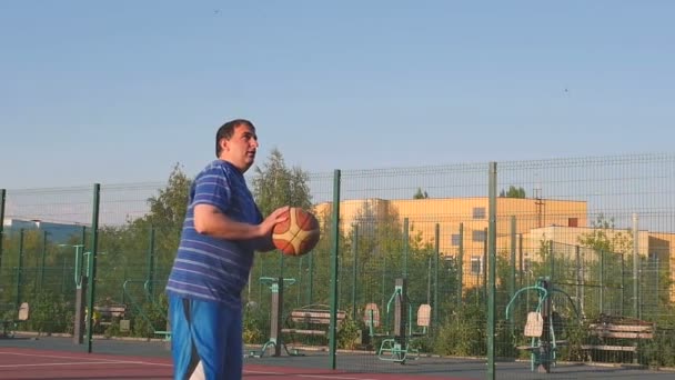 Basketball au coucher du soleil — Video