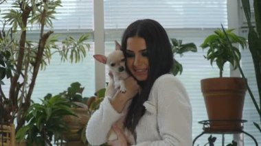 Bir kız bir ev katta oturan bir köpek sarılma pijama
