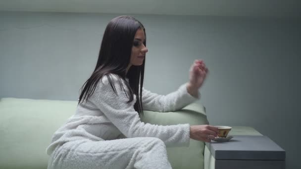 Dziewczyna jest picie kawy w domu — Wideo stockowe
