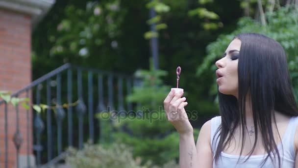 Mädchen bläst Seifenblasen auf — Stockvideo