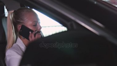 Arabada telefonla konuşan iş kadını