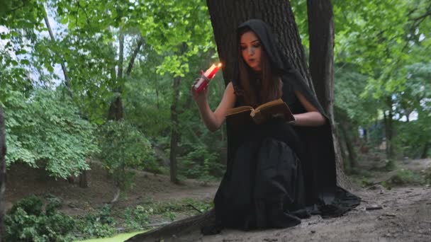 Девочка в сапогах ведьм — стоковое видео