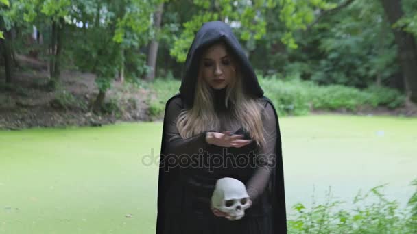 Una chica usando una bruja para Halloween — Vídeos de Stock