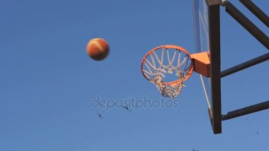Sepet basketbol topu girer