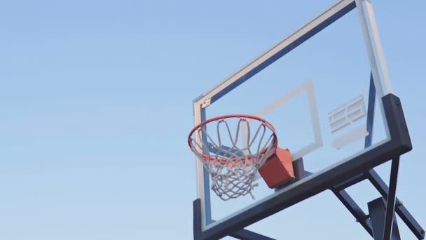 La pelota entra en la canasta de baloncesto — Vídeo de stock